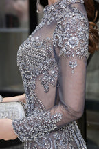 Luxuriöses, langes Ballkleid aus transparentem Tüll mit hohem Halsausschnitt und glitzernder Perlenbesatz