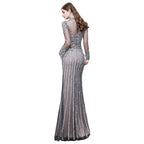 Luxuriöses, langes Ballkleid aus transparentem Tüll mit hohem Halsausschnitt und glitzernder Perlenbesatz