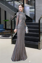 Luxuriöses, langes Ballkleid aus transparentem Tüll mit hohem Halsausschnitt und glitzernder Perlenbesatz