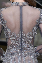 Luxuriöses, langes Ballkleid aus transparentem Tüll mit hohem Halsausschnitt und glitzernder Perlenbesatz