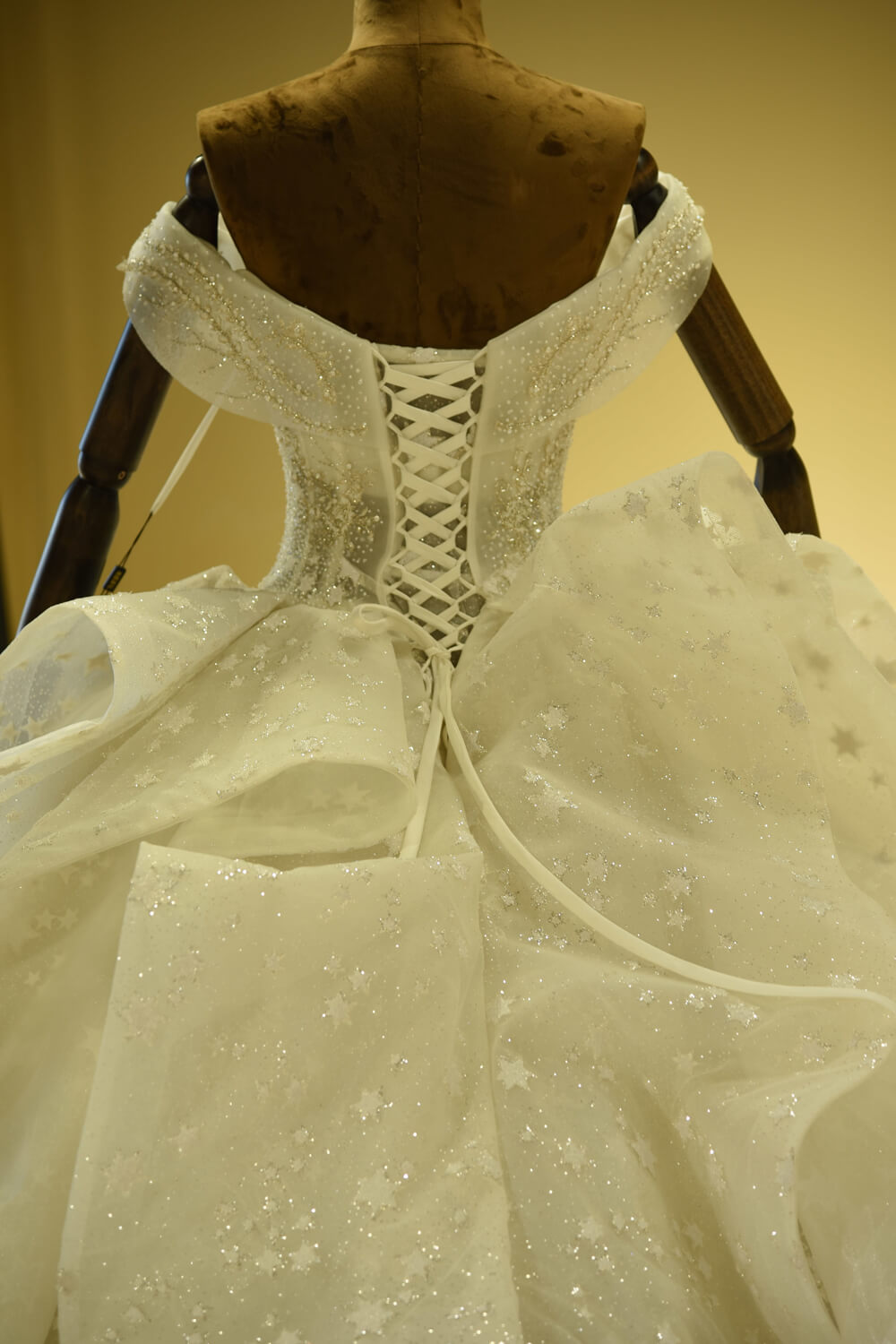 Luxuriöses Ballkleid-Brautkleid aus Tüll mit Herzausschnitt und Rüschen 