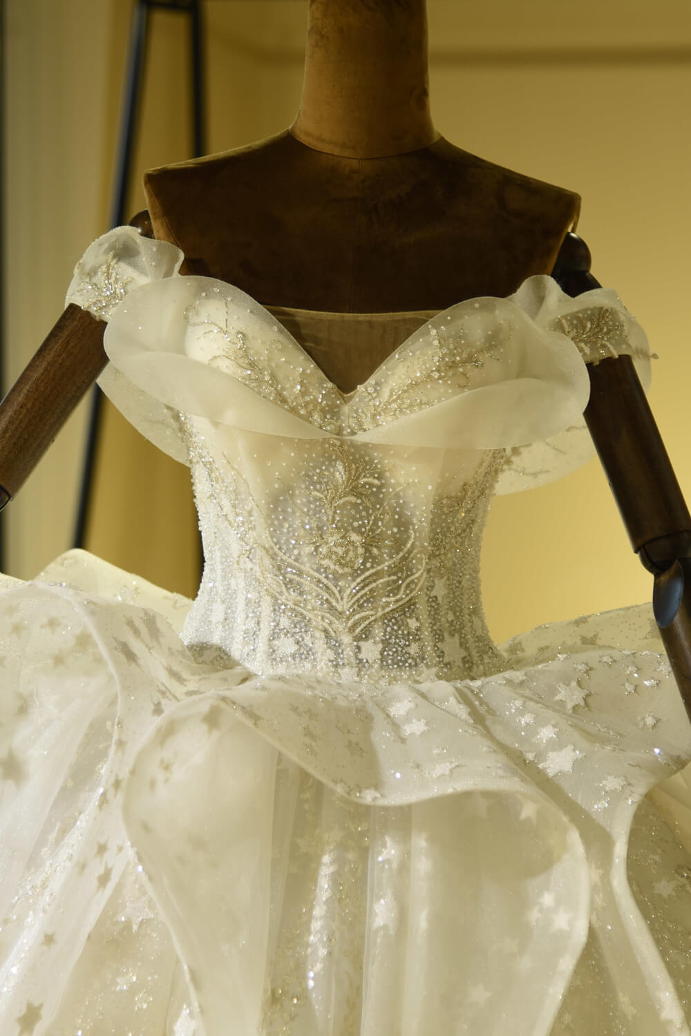 Luxuriöses Ballkleid-Brautkleid aus Tüll mit Herzausschnitt und Rüschen 