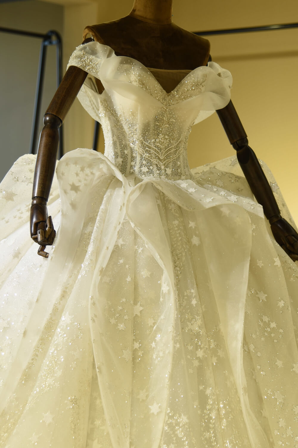 Luxuriöses Ballkleid-Brautkleid aus Tüll mit Herzausschnitt und Rüschen 