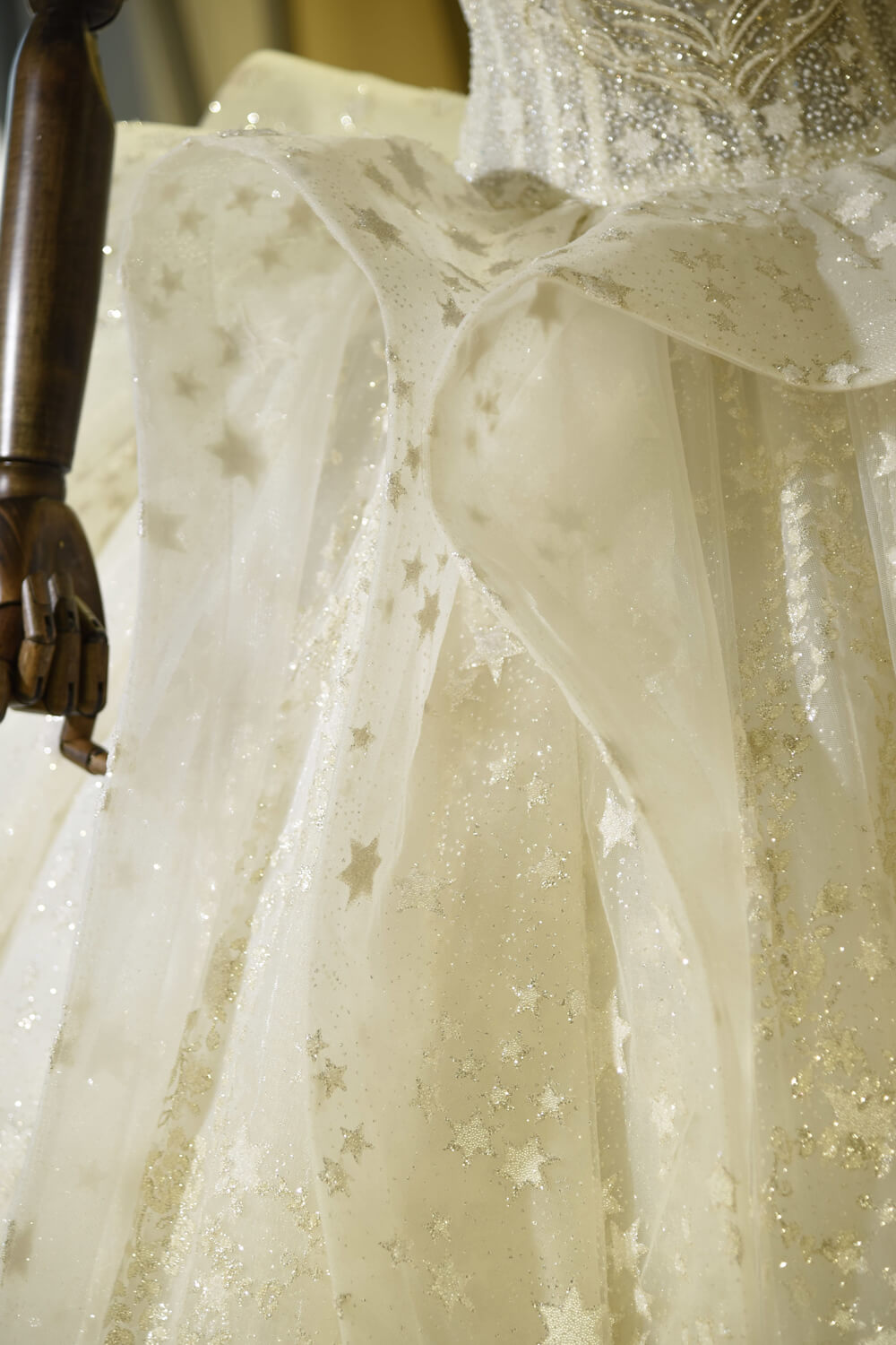 Luxuriöses Ballkleid-Brautkleid aus Tüll mit Herzausschnitt und Rüschen 