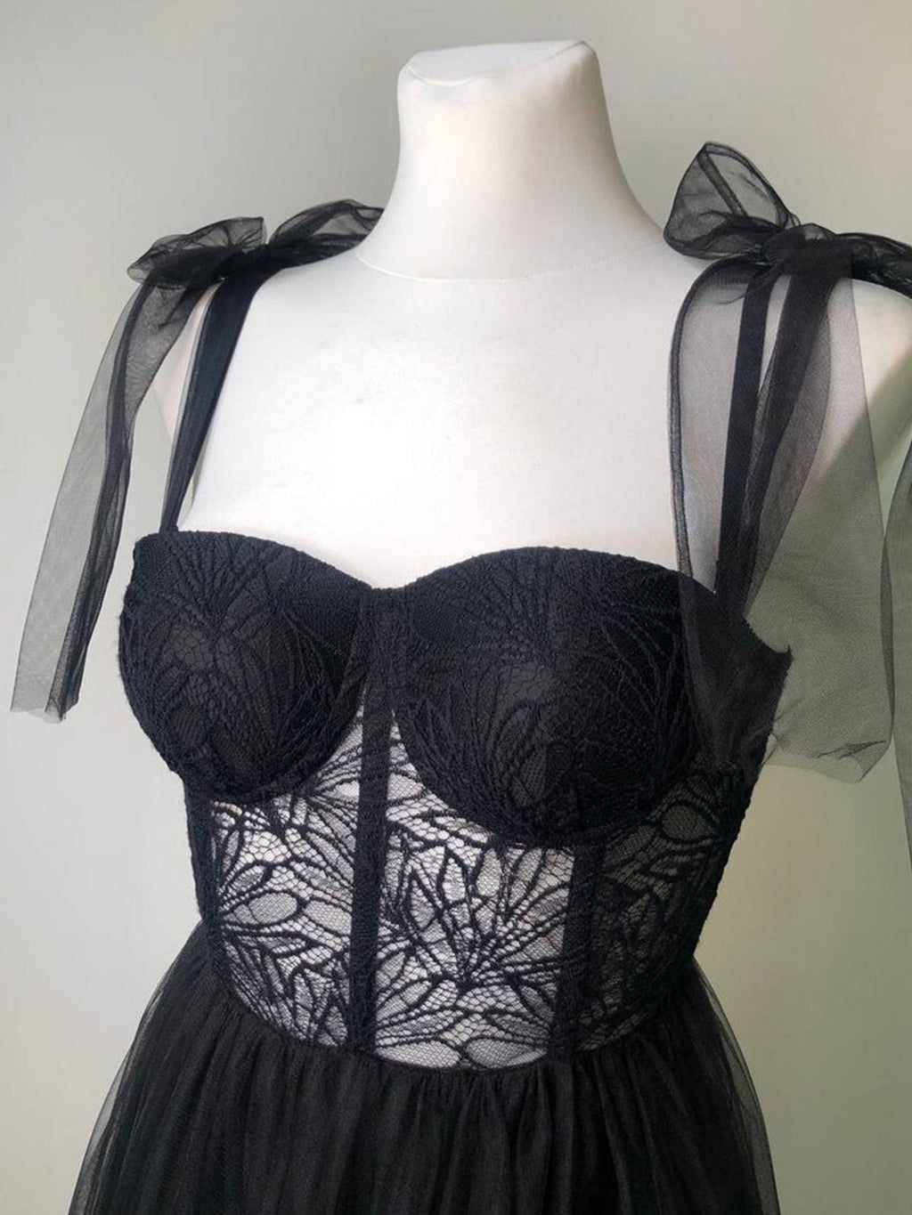Maebi | Vestido de fiesta largo de tul con corsé de encaje negro y corte A