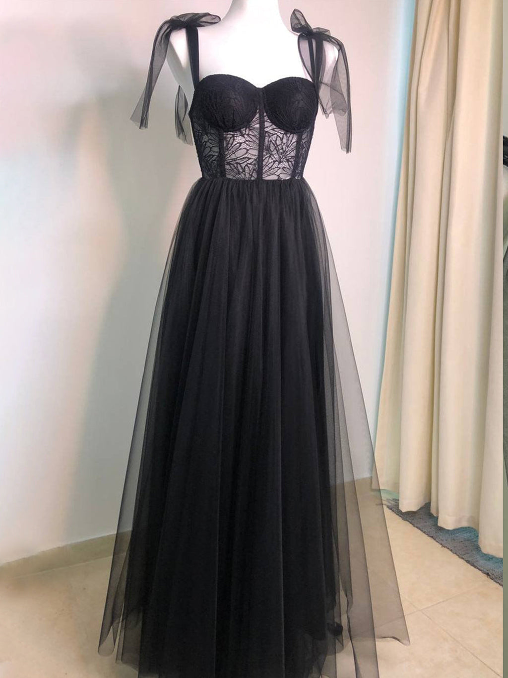 Maebi | Vestido de fiesta largo de tul con corsé de encaje negro y corte A