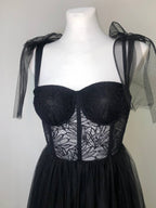 Maebi | Vestido de fiesta largo de tul con corsé de encaje negro y corte A