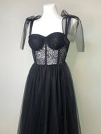 Maebi | Vestido de fiesta largo de tul con corsé de encaje negro y corte A