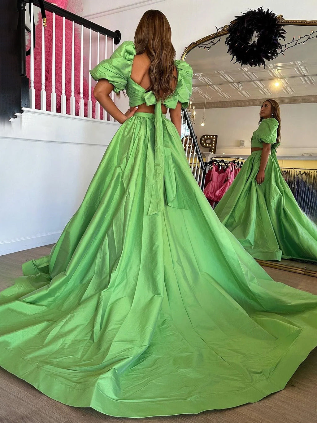Makai | Vestido de fiesta largo de satén verde de dos piezas con mangas abullonadas y abertura
