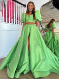 Makai | Vestido de fiesta largo de satén verde de dos piezas con mangas abullonadas y abertura
