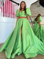 Makai | Vestido de fiesta largo de satén verde de dos piezas con mangas abullonadas y abertura