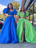 Makai | Vestido de fiesta largo de satén verde de dos piezas con mangas abullonadas y abertura