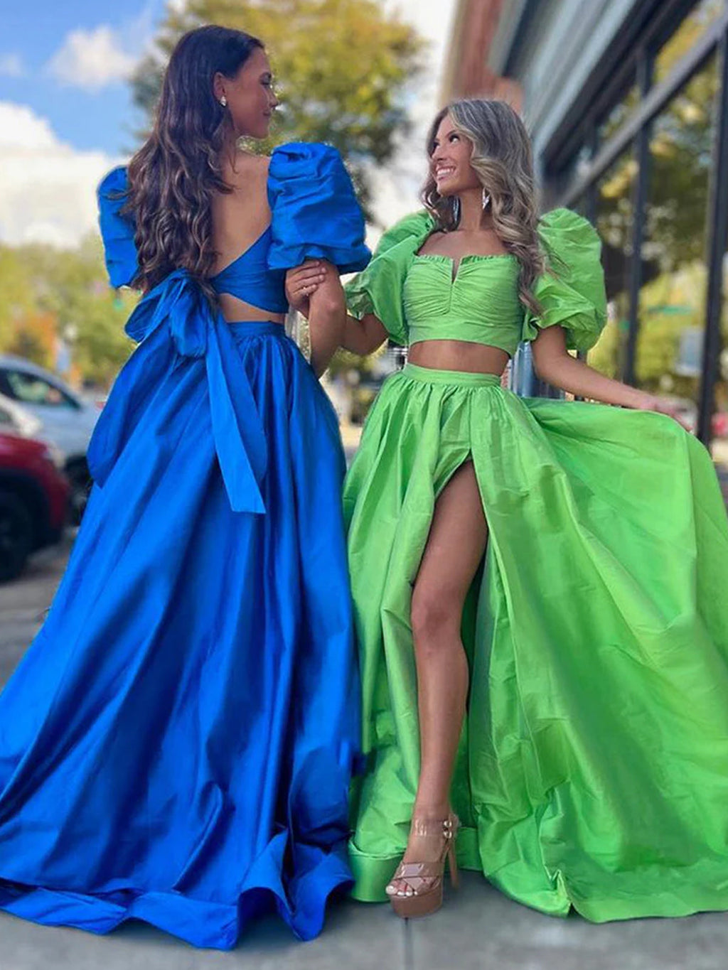 Makai | Vestido de fiesta largo de satén verde de dos piezas con mangas abullonadas y abertura