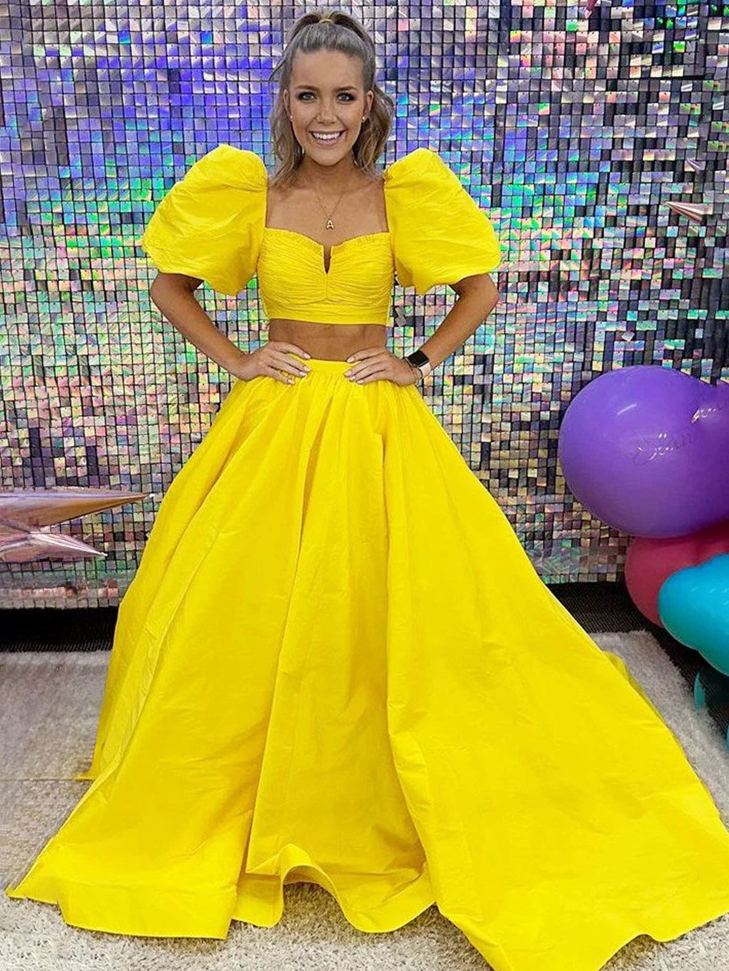 Makai | Vestido de fiesta largo de satén verde de dos piezas con mangas abullonadas y abertura