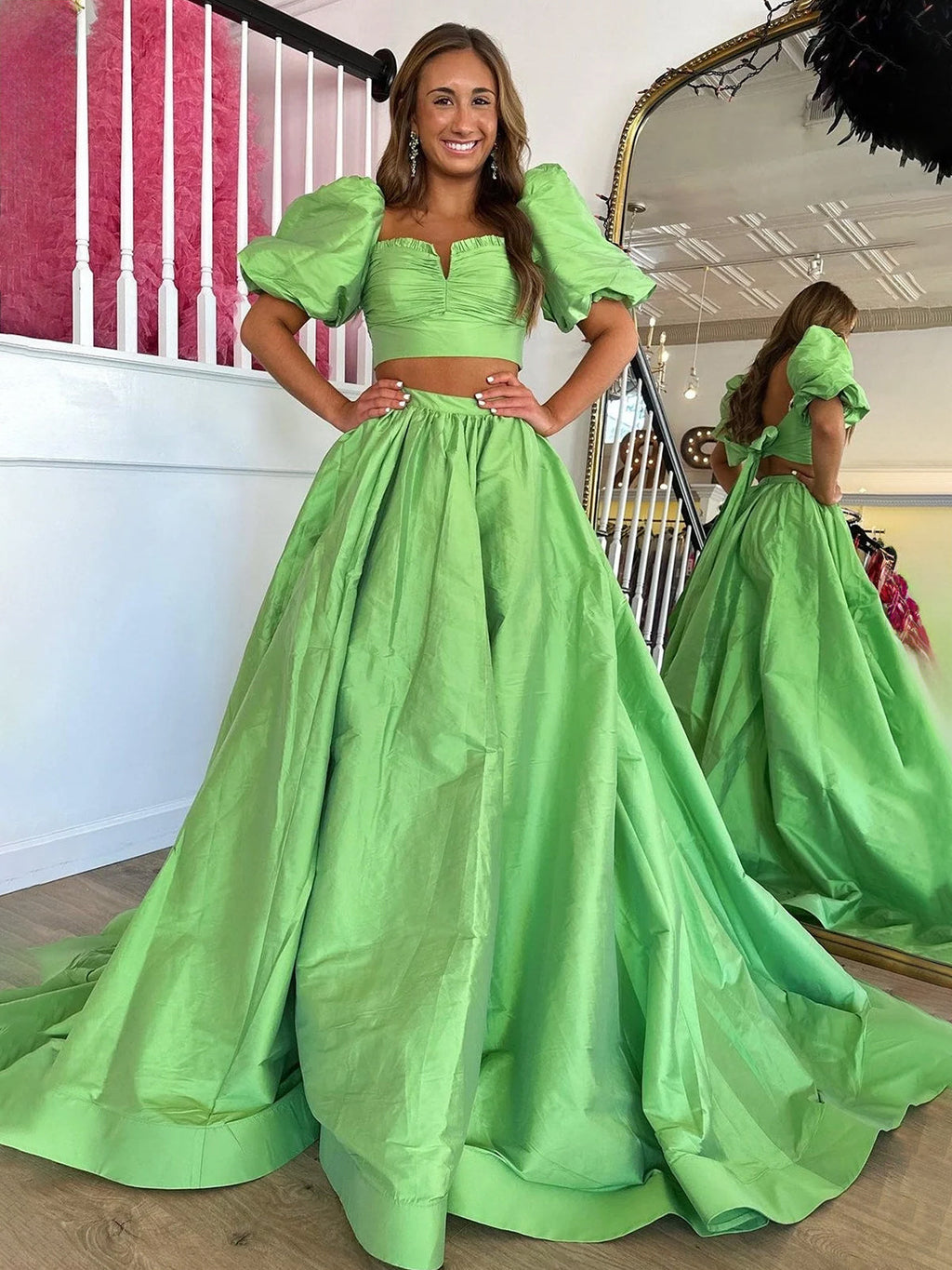 Makai | Vestido de fiesta largo de satén verde de dos piezas con mangas abullonadas y abertura