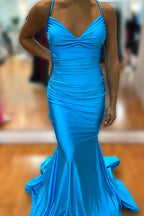 Barrie | Vestido de fiesta largo de satén azul con tirantes finos y corte sirena y espalda cruzada