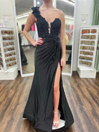 Mandel|Vestido largo plisado con encaje floral 3D de un solo hombro rojo y abertura
