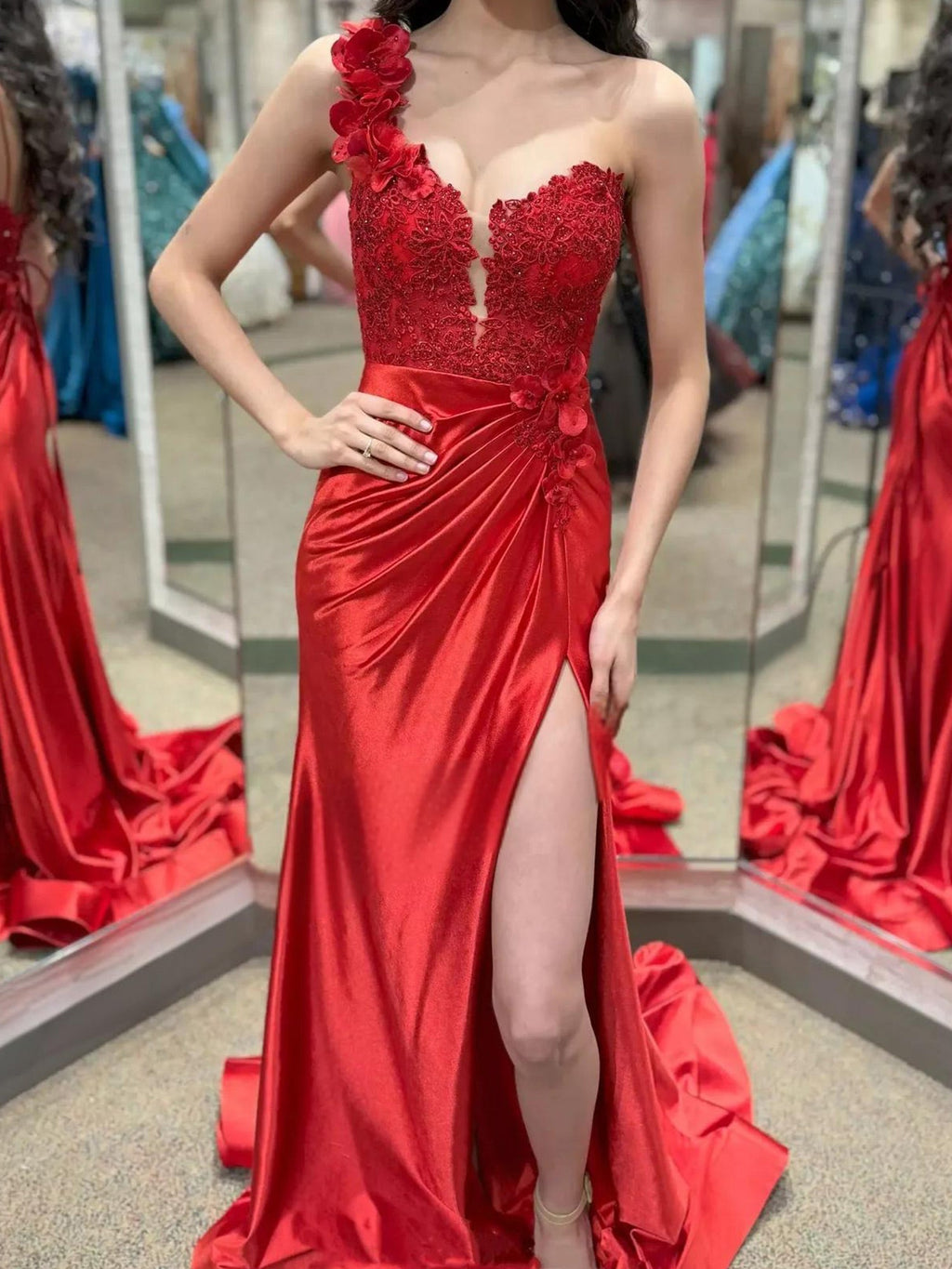 Mandel|Vestido largo plisado con encaje floral 3D de un solo hombro rojo y abertura