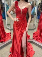 Mandel|Vestido largo plisado con encaje floral 3D de un solo hombro rojo y abertura