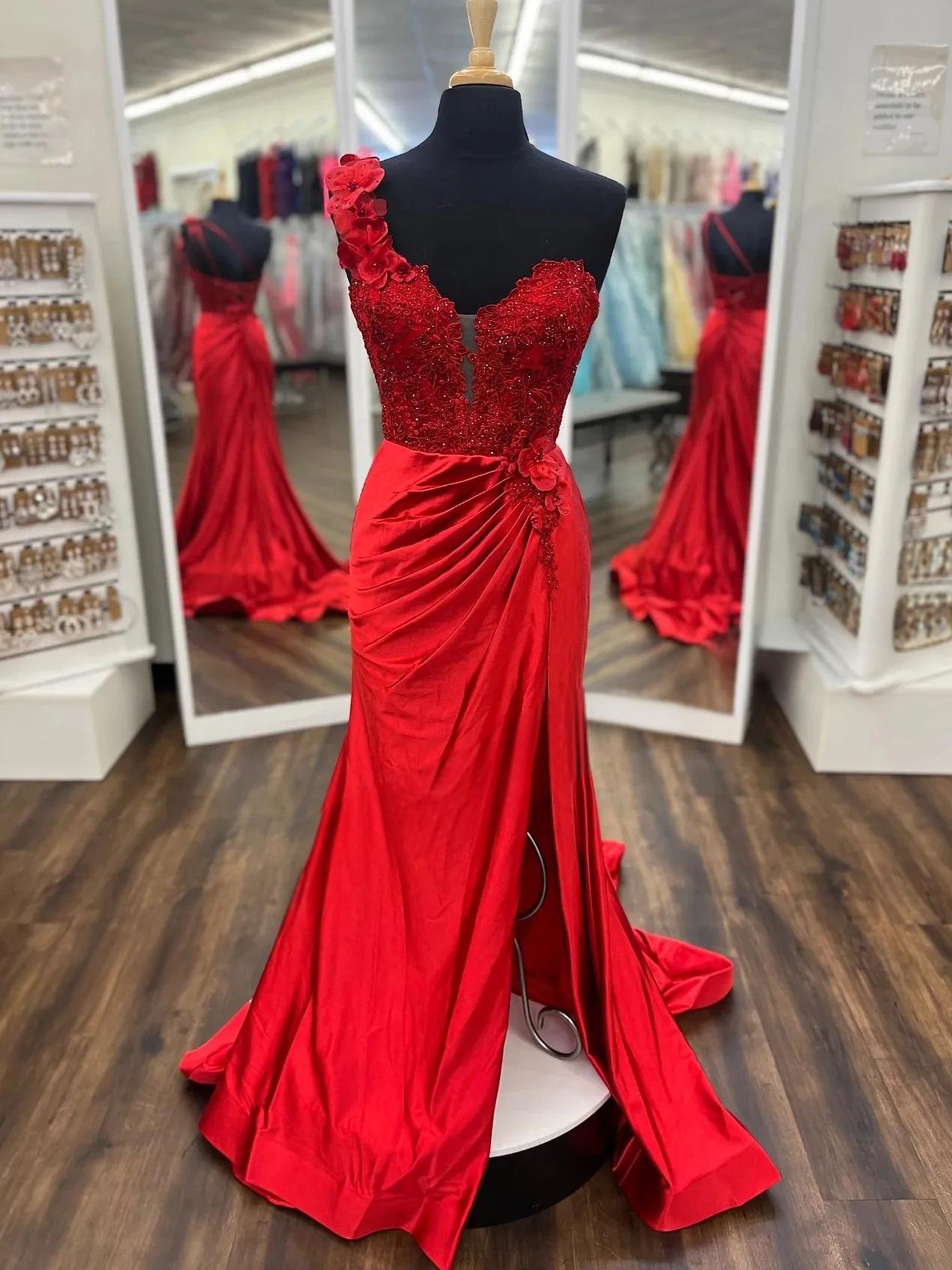 Mandel|Vestido largo plisado con encaje floral 3D de un solo hombro rojo y abertura