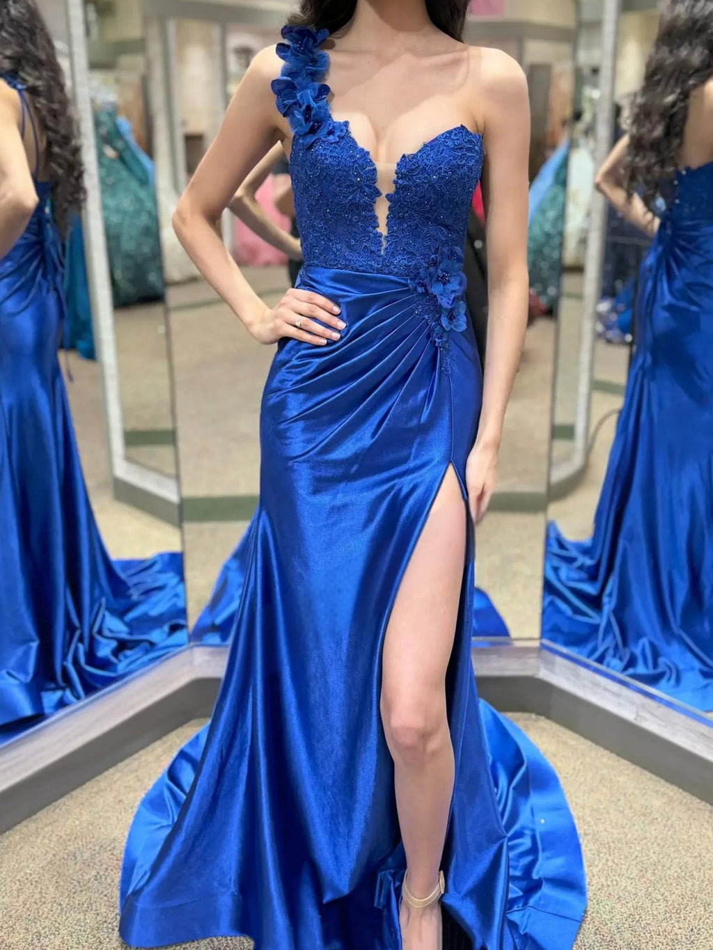 Mandel|Vestido largo plisado con encaje floral 3D de un solo hombro rojo y abertura