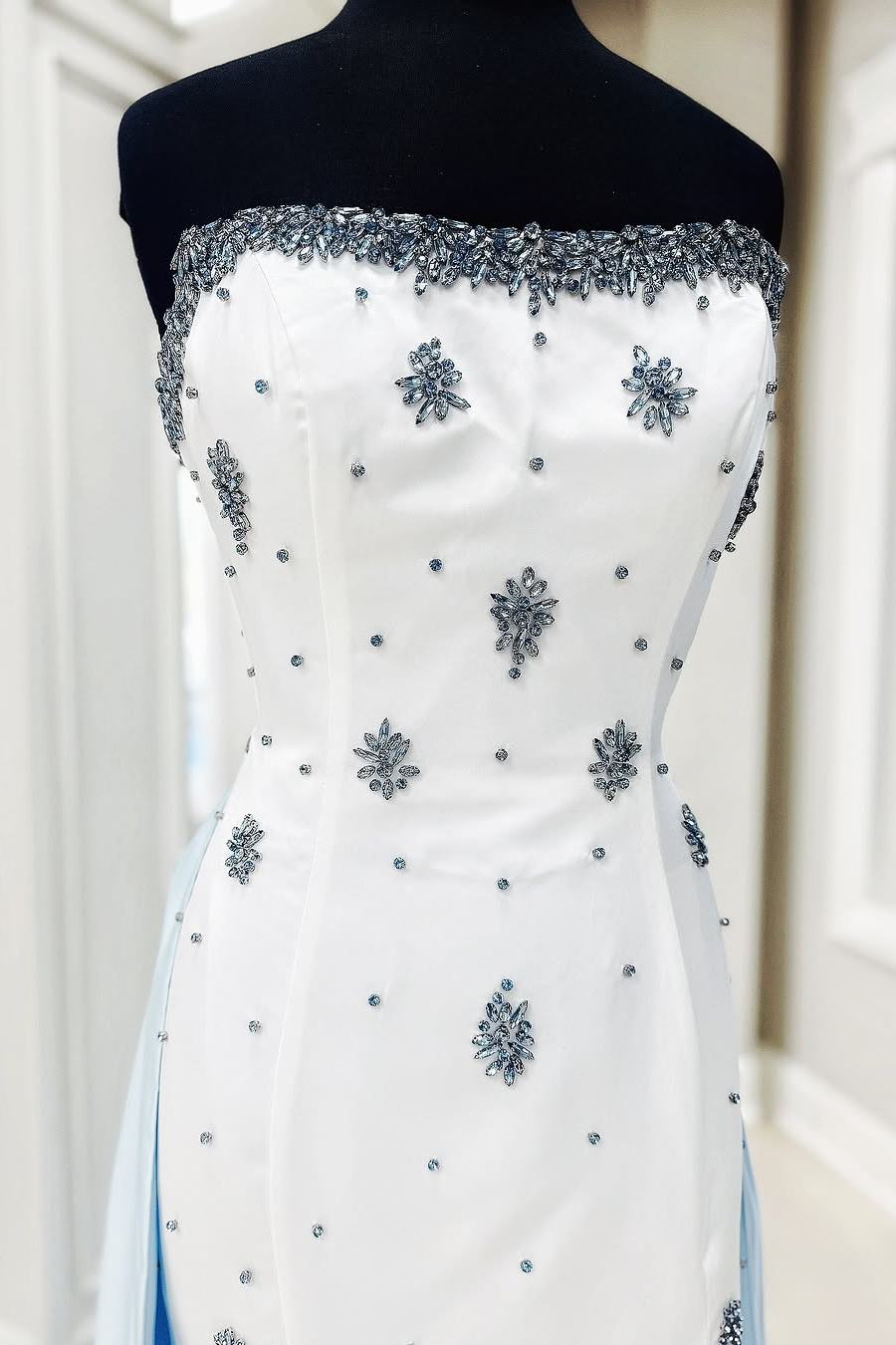 Marguerite | Vestido de fiesta formal blanco sin tirantes, corte A, con cuentas, abertura lateral y cola