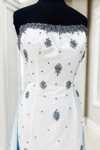 Marguerite | Vestido de fiesta formal blanco sin tirantes, corte A, con cuentas, abertura lateral y cola