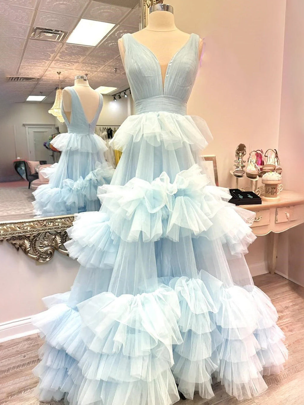 Marin | Vestido de fiesta azul cielo de tul con escote en V y volantes en forma de A