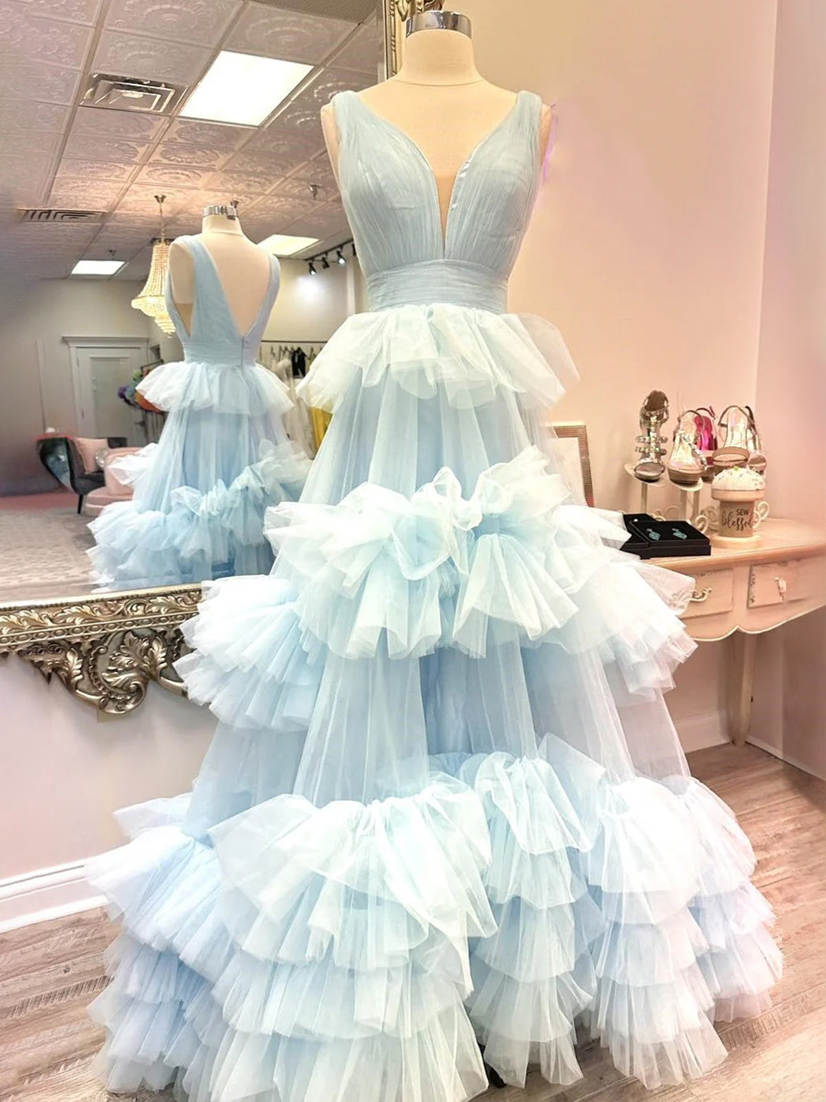 Marin | Vestido de fiesta azul cielo de tul con escote en V y volantes en forma de A