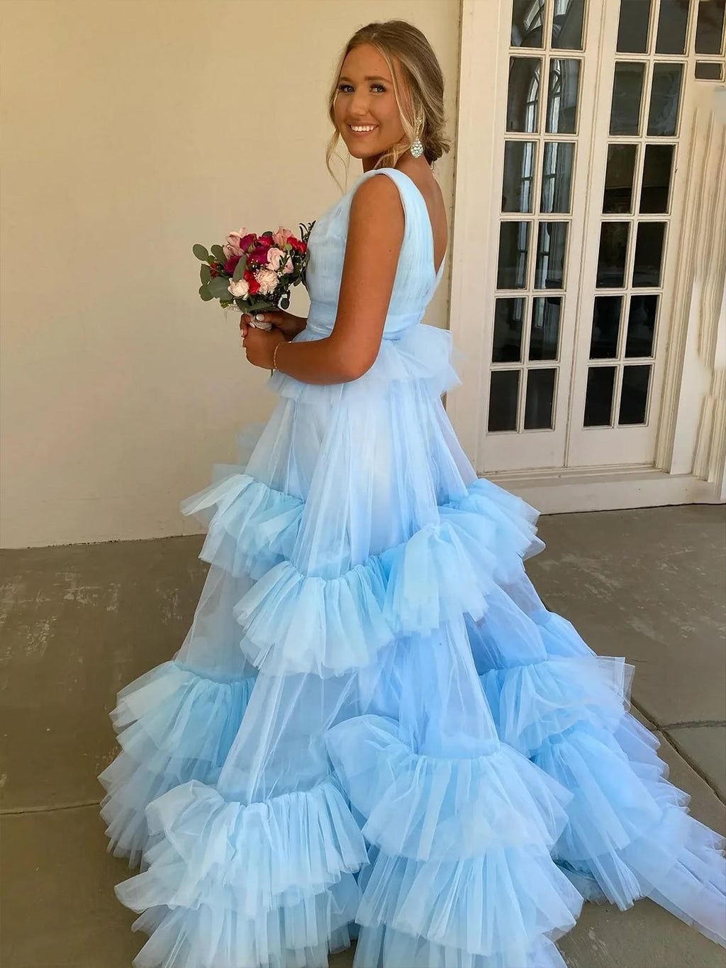 Marin | Vestido de fiesta azul cielo de tul con escote en V y volantes en forma de A