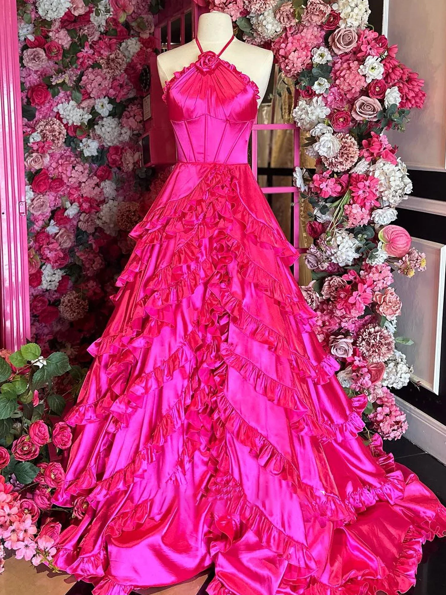 Markel | Vestido de fiesta largo fucsia con cuello halter y volantes escalonados