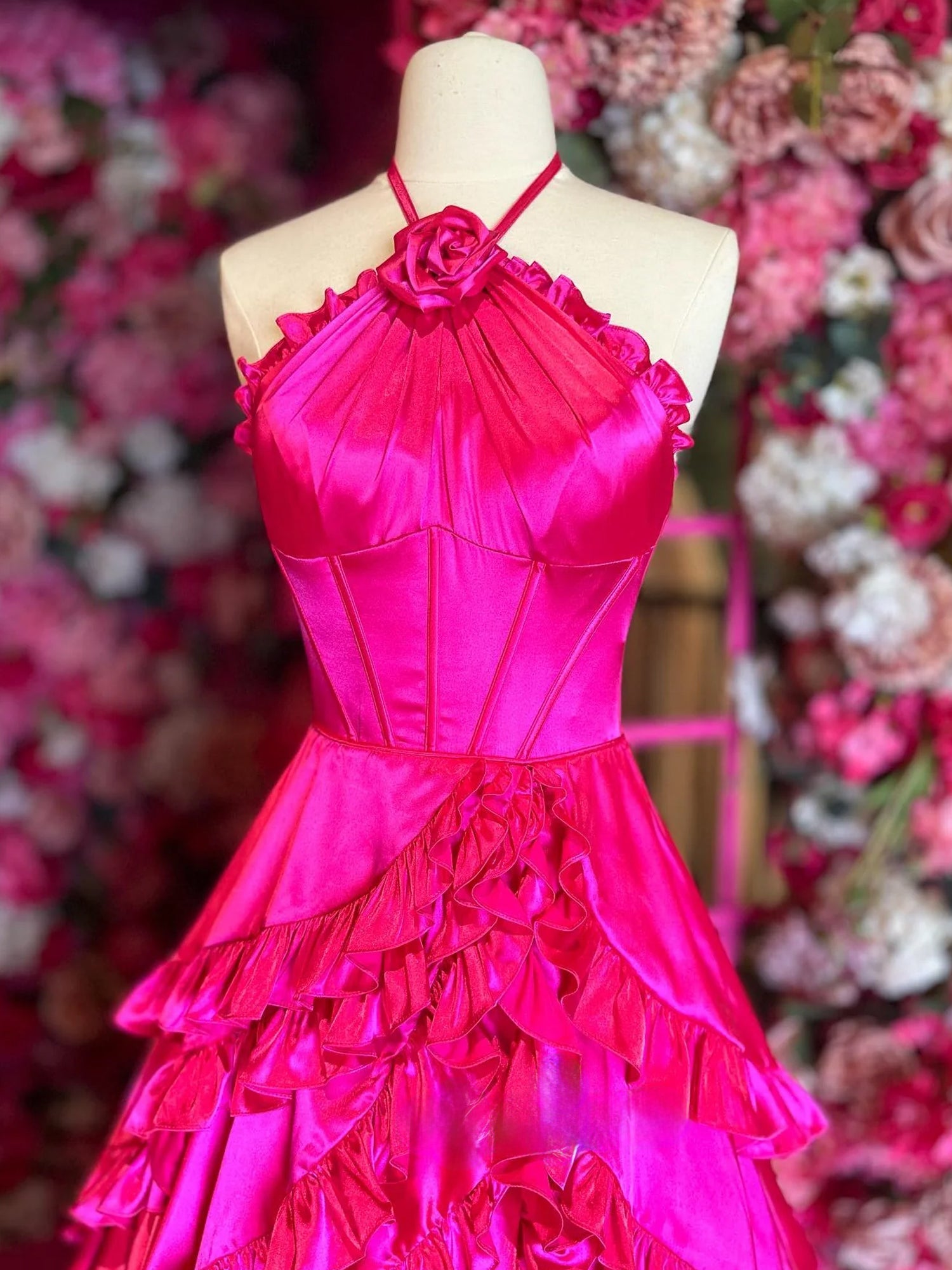 Markel | Vestido de fiesta largo fucsia con cuello halter y volantes escalonados