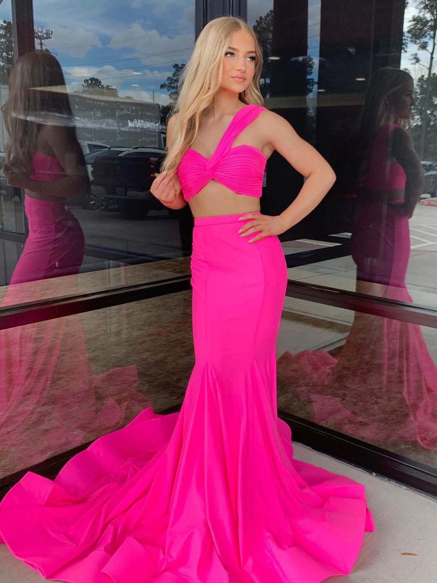Maven | Vestido de fiesta de satén rosa intenso de dos piezas, corte sirena y un solo hombro