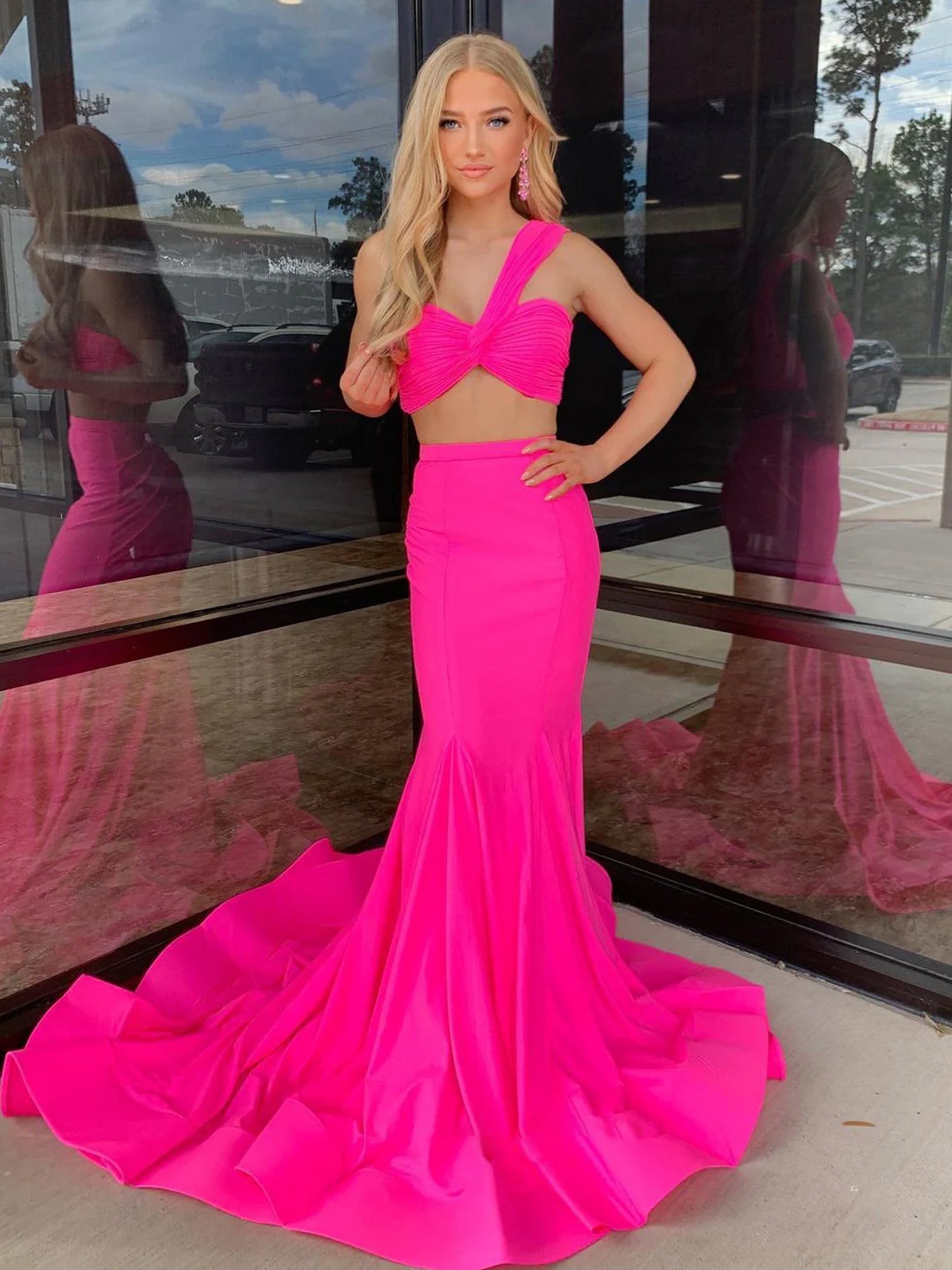 Maven | Vestido de fiesta de satén rosa intenso de dos piezas, corte sirena y un solo hombro