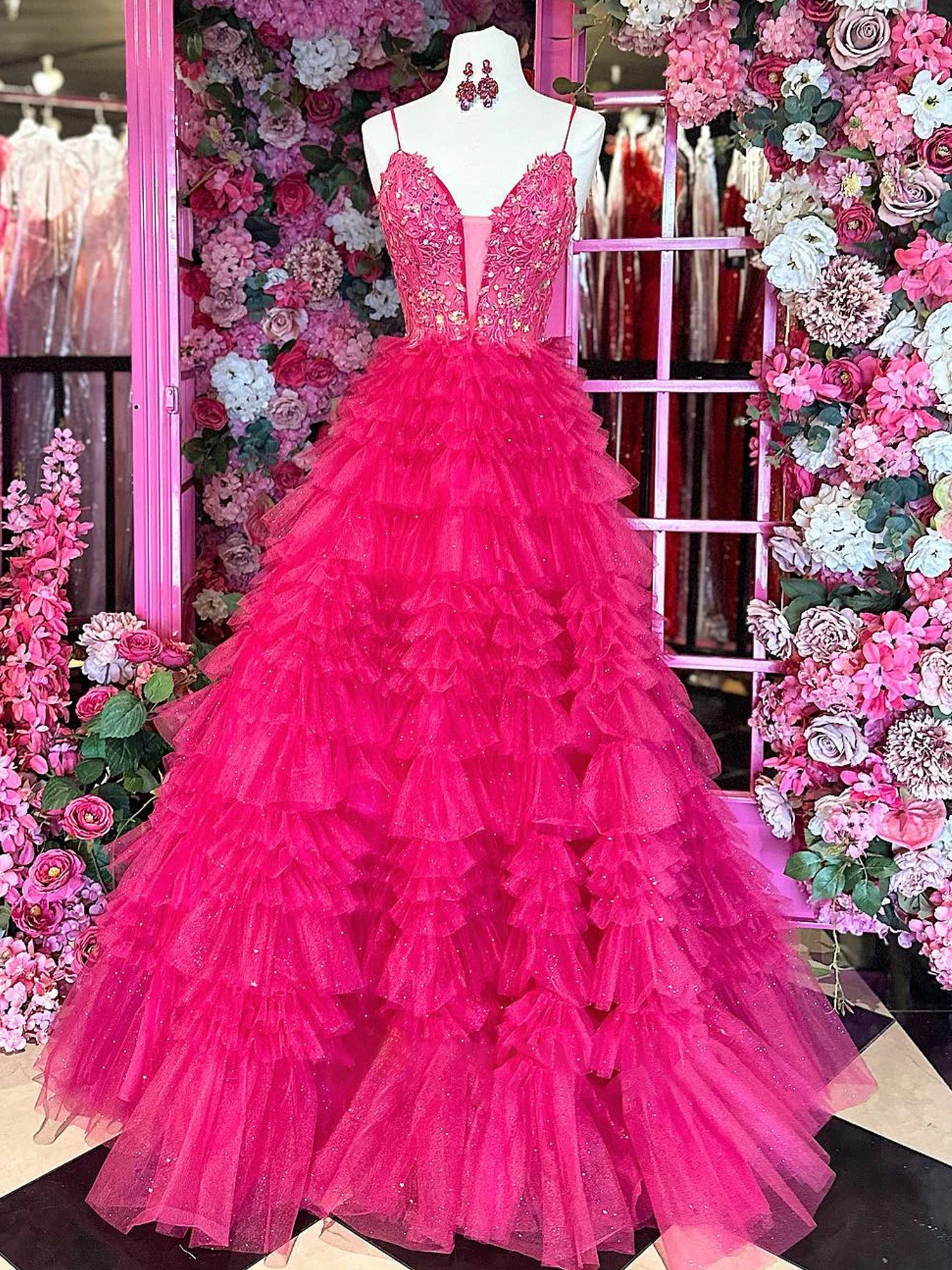 Mazzy | Vestido de fiesta largo de tul con volantes escalonados y apliques de encaje