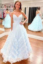 Vestido de fiesta largo azul claro sin tirantes y con volantes