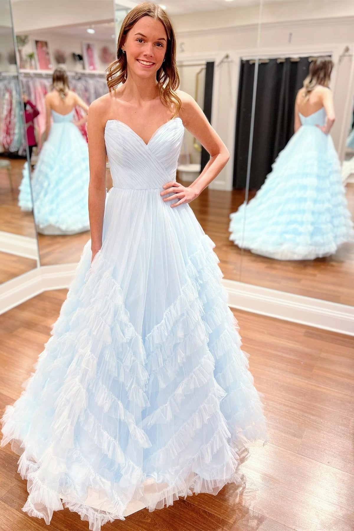 Vestido de fiesta largo azul claro sin tirantes y con volantes