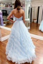 Vestido de fiesta largo azul claro sin tirantes y con volantes