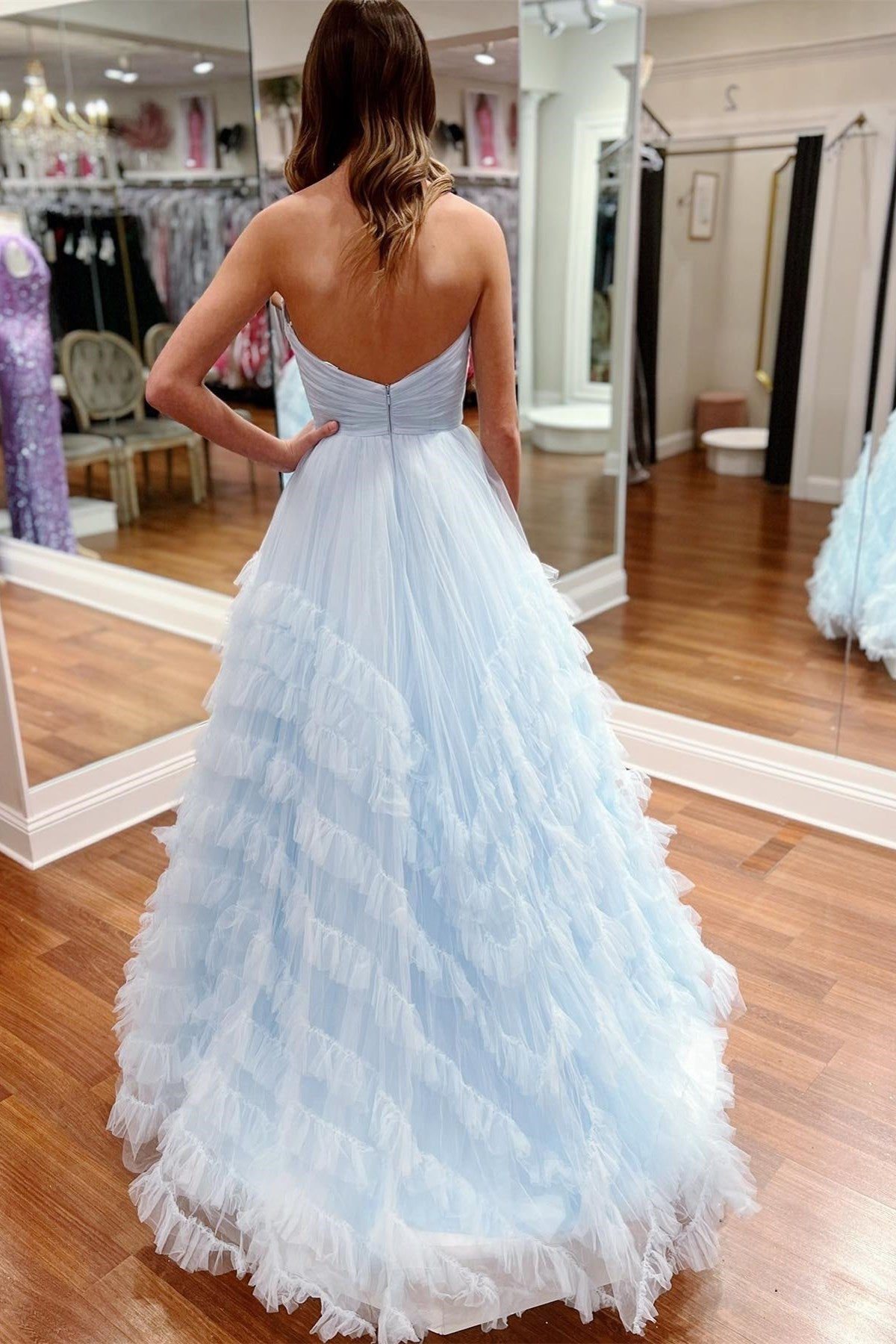 Vestido de fiesta largo azul claro sin tirantes y con volantes