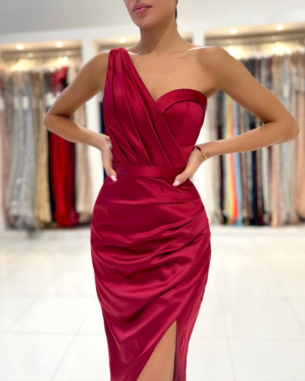 Vestido de fiesta corto de satén con un solo hombro y abertura de sirena