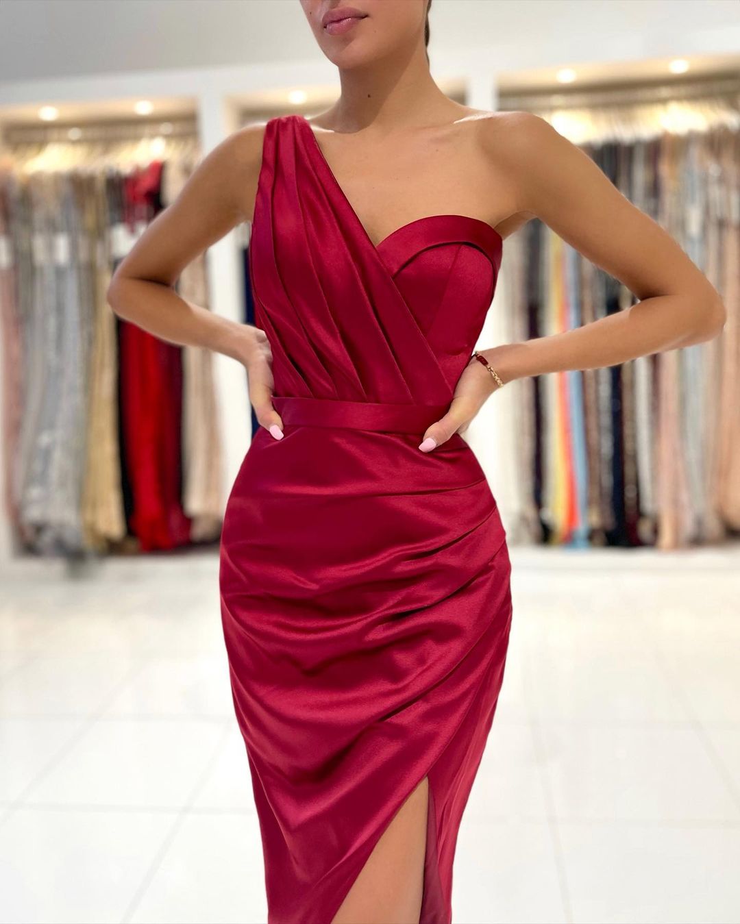 Vestido de fiesta corto de satén con un solo hombro y abertura de sirena
