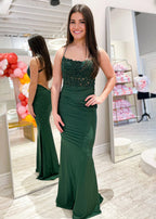 Jimena | Vestido de fiesta largo verde oscuro con tirantes finos y apliques estilo sirena