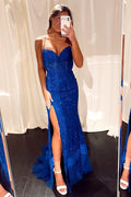 Vestido de fiesta largo azul real con tirantes de sirena y abertura con apliques