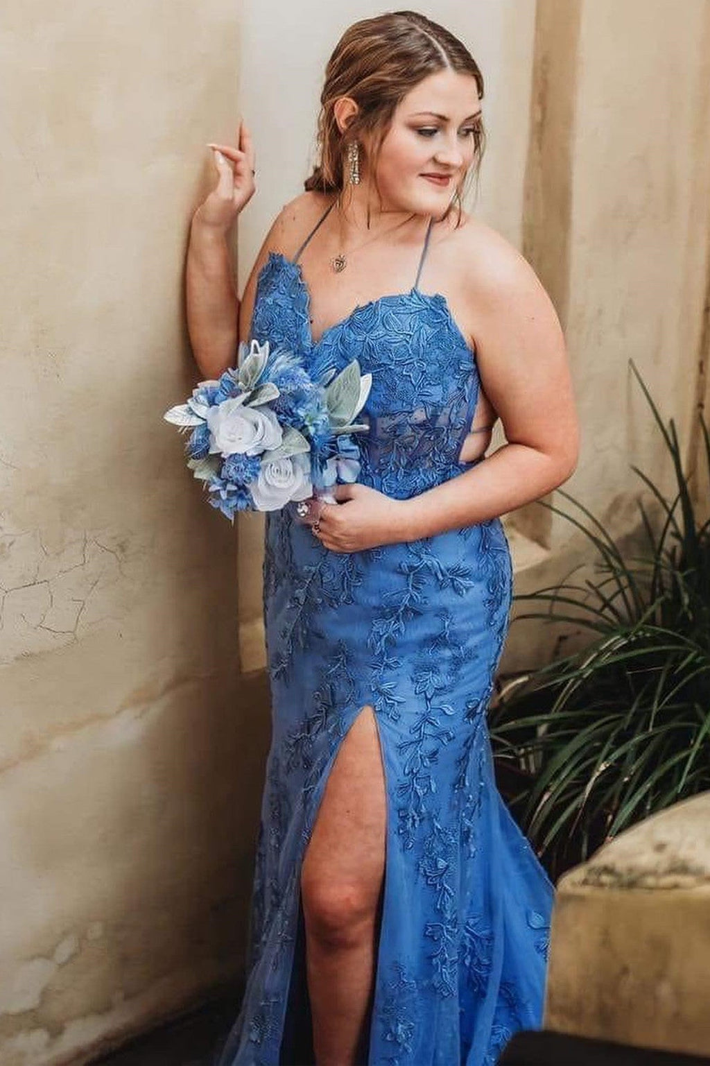 Vestido de fiesta largo azul real con tirantes de sirena y abertura con apliques