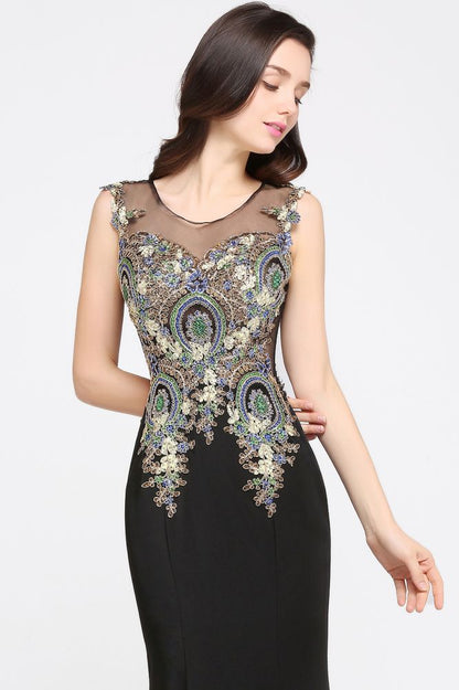 Vestido de noche negro sin mangas con cola de sirena y apliques