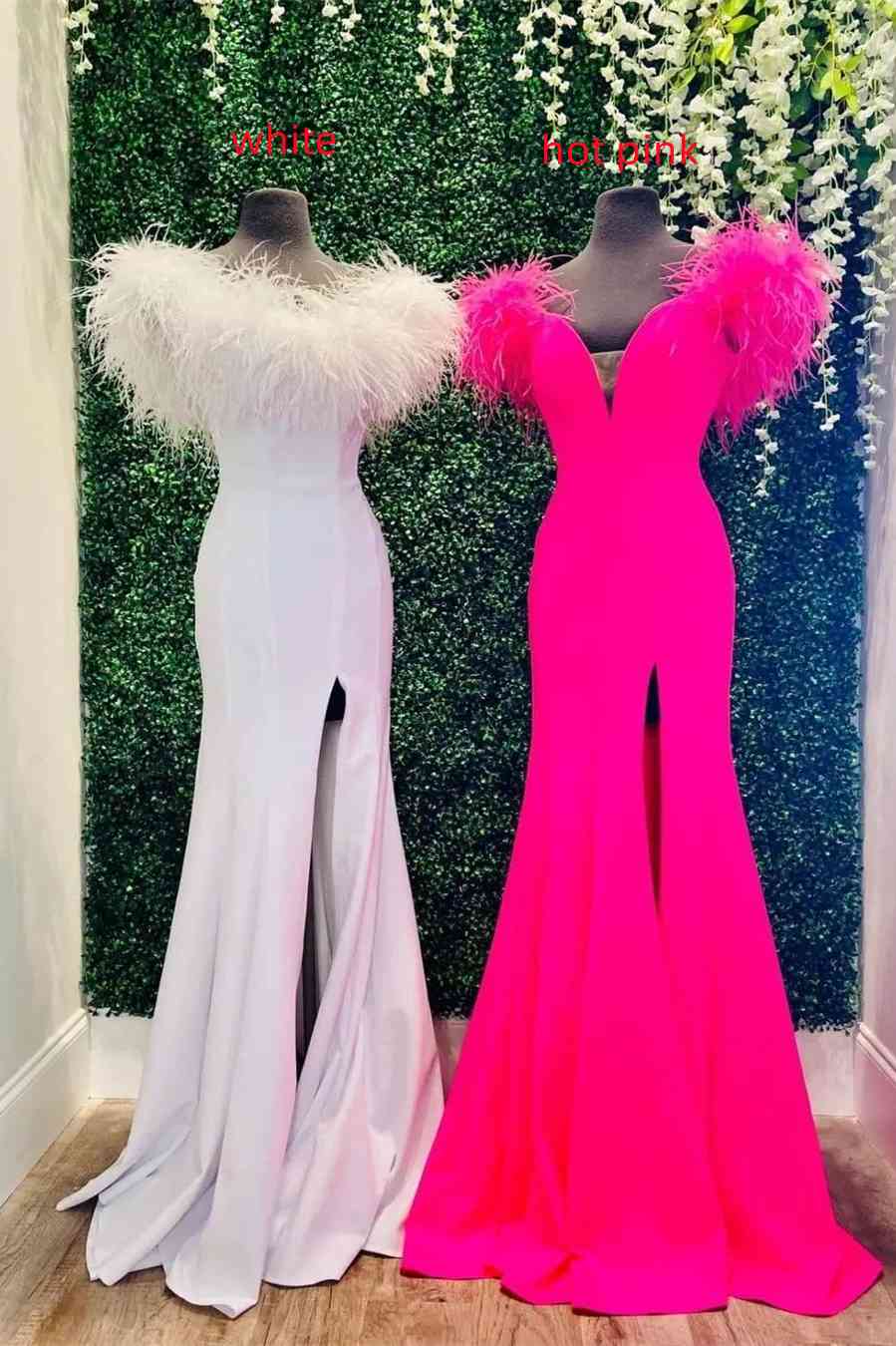 Vestido largo de fiesta rojo con plumas, escote en V pronunciado y hombros descubiertos