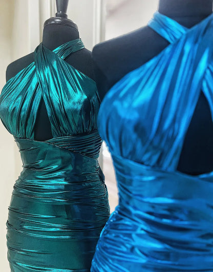 Vestido de fiesta de satén ajustado con cuello halter verde esmeralda metalizado