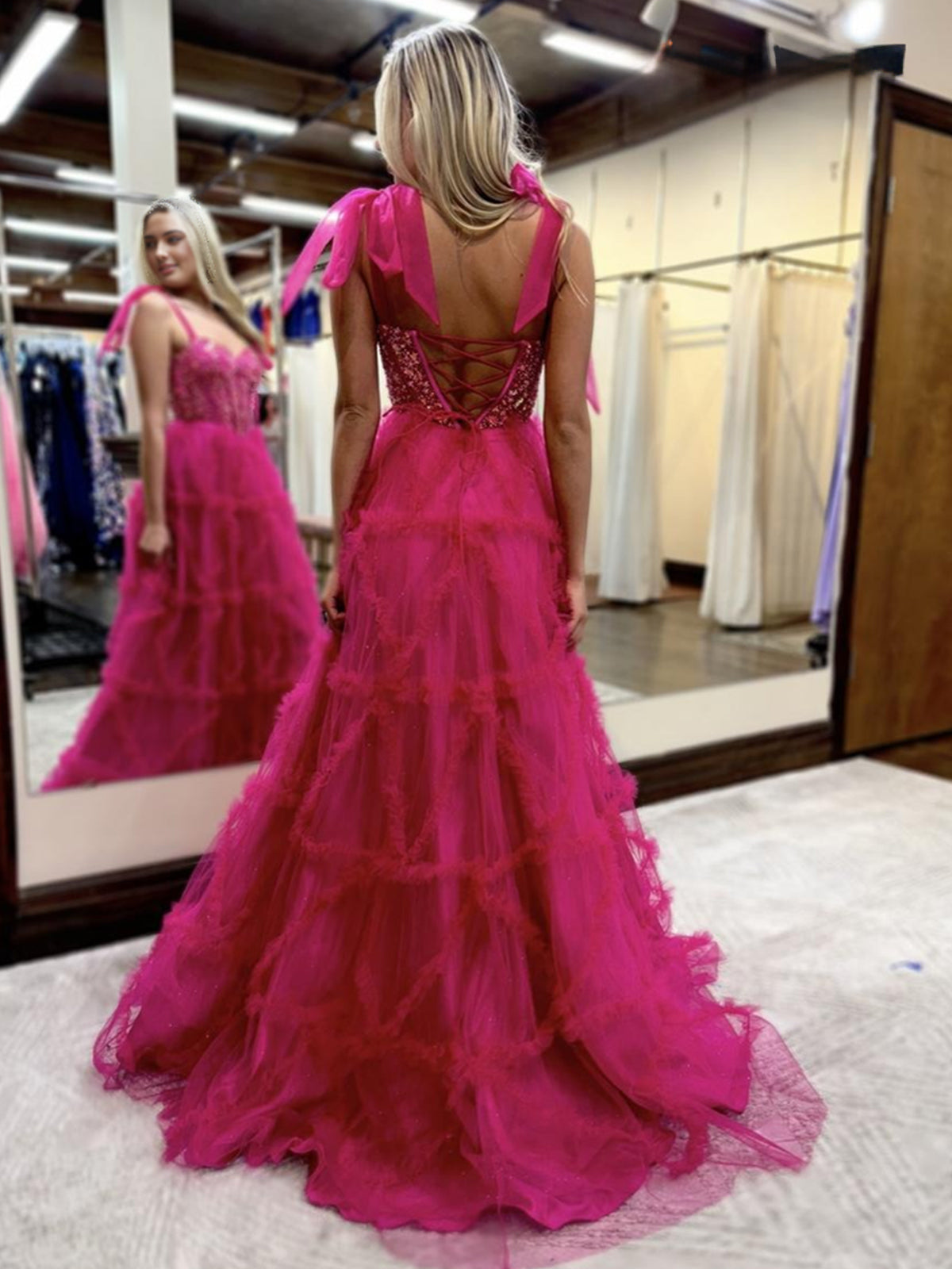 Michaella | Vestidos de fiesta largos de tul con escote en forma de corazón y capas en color fucsia