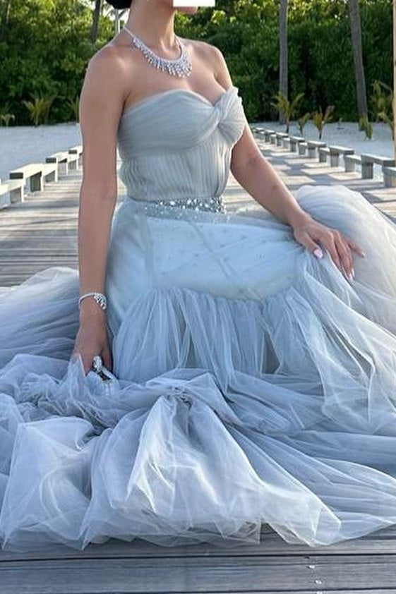 Mika | Vestido de fiesta largo de tul con corte A, sin tirantes y con cuentas