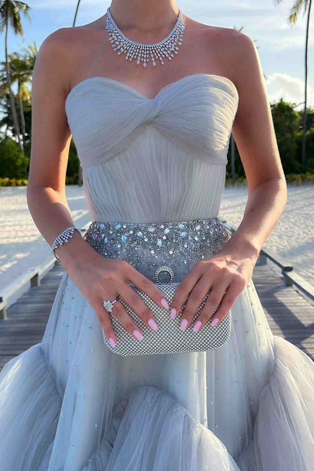 Mika | Vestido de fiesta largo de tul con corte A, sin tirantes y con cuentas